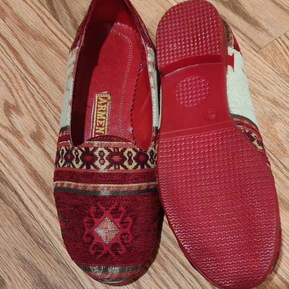 🆕 ONE OF A KIND, UNIQUE, TRADITIONAL LOOKING SHOE - Picture 3 of 5